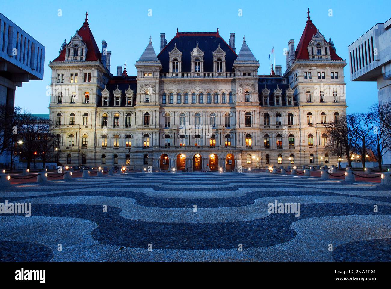 La New York state House all'Empire Plaza, Albany, New York è illuminata di notte Foto Stock