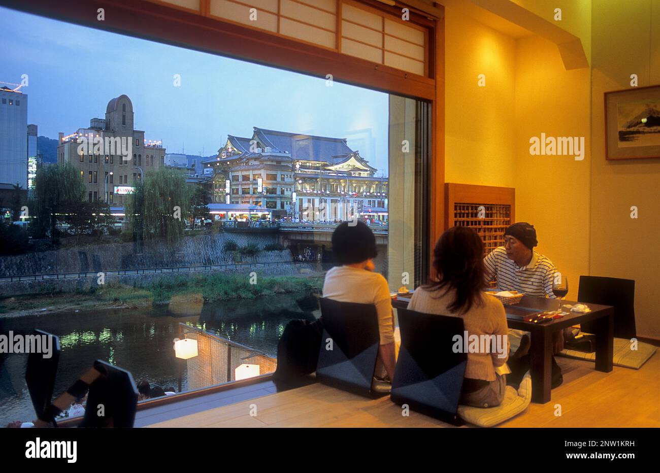 Quatre ristorante Seasons,cucina fusion francese con il giapponese,in background sul fiume Kamo,Kyoto, Giappone Foto Stock