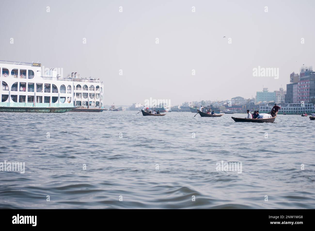Una vista del fiume buriganga dove la gente viaggia in barca a Dhaka, Bangladesh. Foto Stock