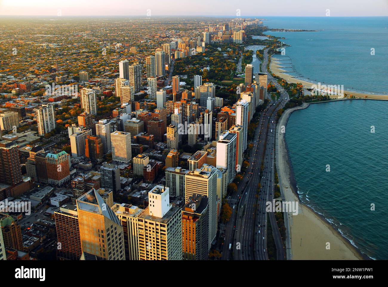 Una vista aerea del fronte lago di Chicago e del Lake Shore Drive che guarda verso North Avenue Beach Foto Stock