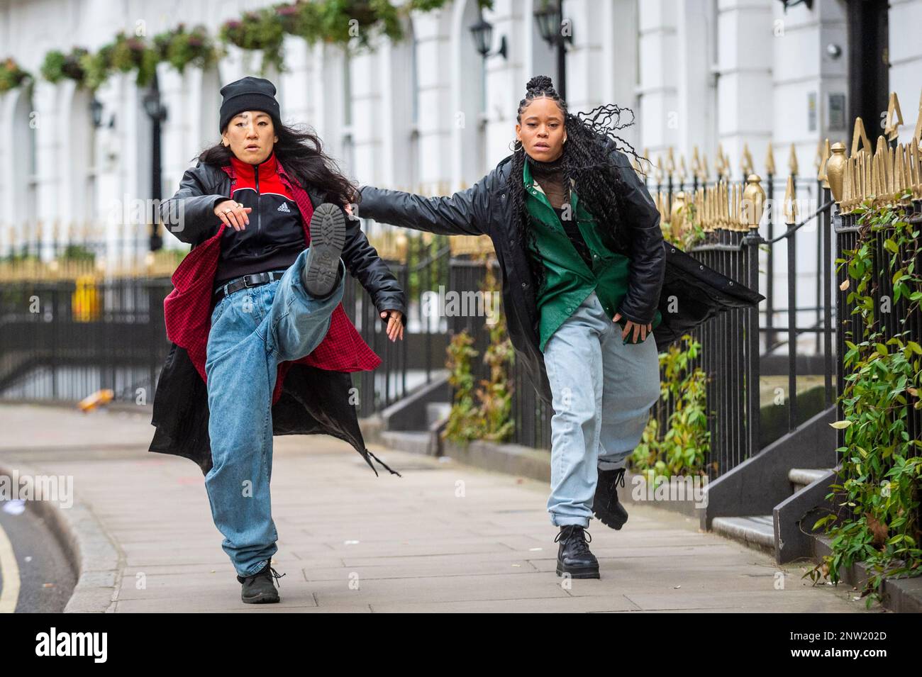 Londra, Regno Unito. 28 febbraio 2023. Compagnia di danza SAY (Sarah Golding e Yukiko Masui) ad una fotocall vicino a King’s Cross per ‘The album’, il loro concerto-incontro-danza spettacolo, che sarà in tournée nel paese nel mese di marzo. Credit: Stephen Chung / Alamy Live News Foto Stock