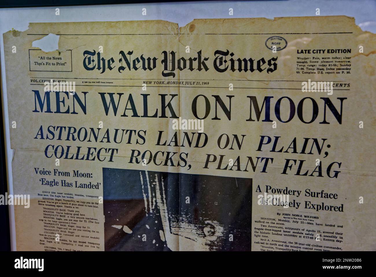 Prima pagina del New York Times del luglio 21st 1969 che annuncia l'atterraggio sulla Luna con equipaggio Apollo. Foto Stock