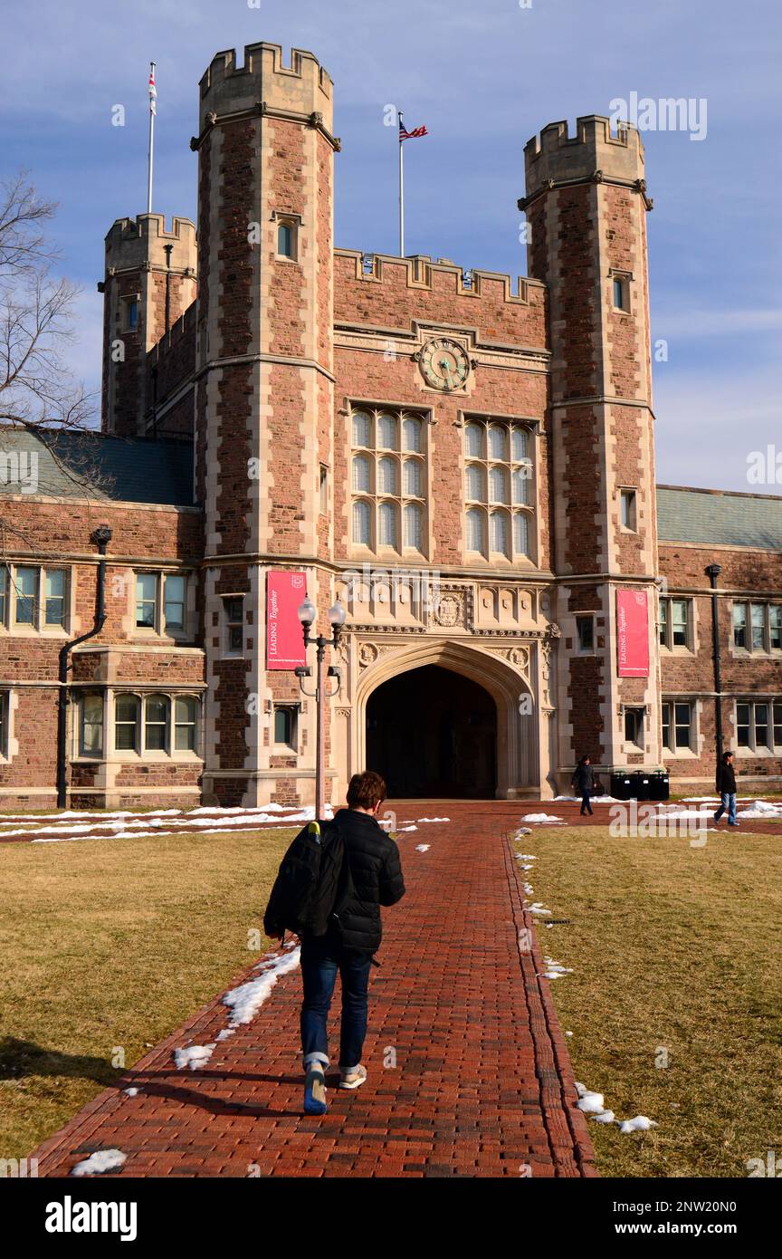 Uno studente si dirige alla Brookings Hall della Washington University di St Louis Foto Stock
