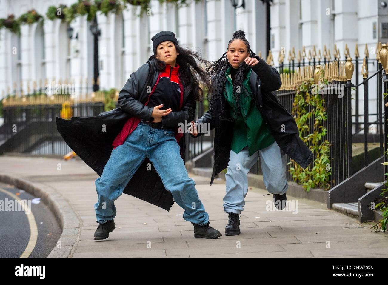 Londra, Regno Unito. 28 febbraio 2023. Compagnia di danza SAY (Sarah Golding e Yukiko Masui) ad una fotocall vicino a King’s Cross per ‘The album’, il loro concerto-incontro-danza spettacolo, che sarà in tournée nel paese nel mese di marzo. Credit: Stephen Chung / Alamy Live News Foto Stock