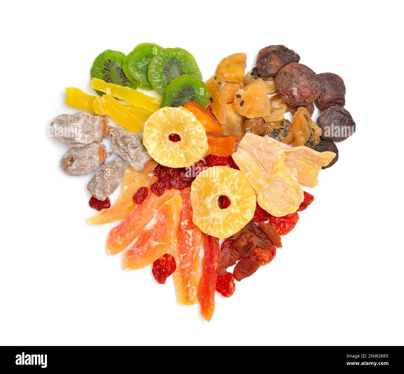 Frutta secca mix. Ha la forma di un cuore. Isolato su sfondo bianco Foto Stock