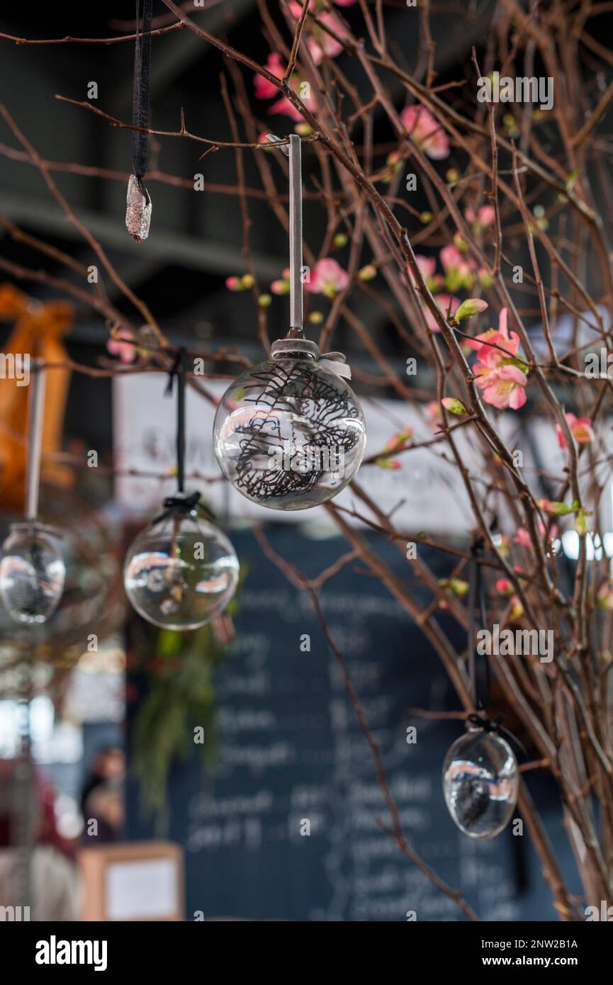 Ornamenti appesi al mercato di Natale all'aperto. Foto Stock