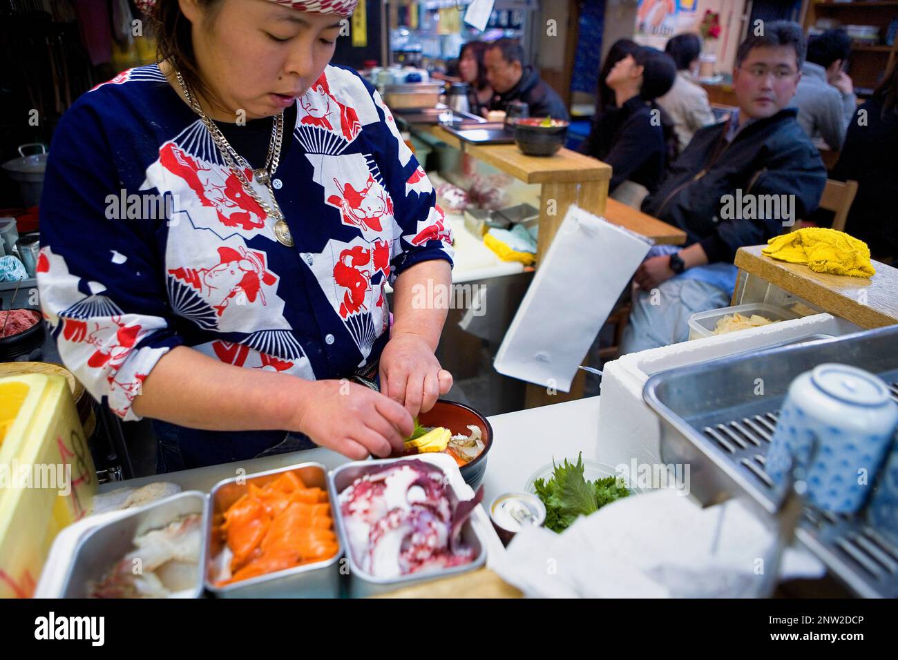 Ristorante nel mercato Tsukiji, il più grande mercato del pesce nel mondo .Tokyo city, Giappone, Asia Foto Stock