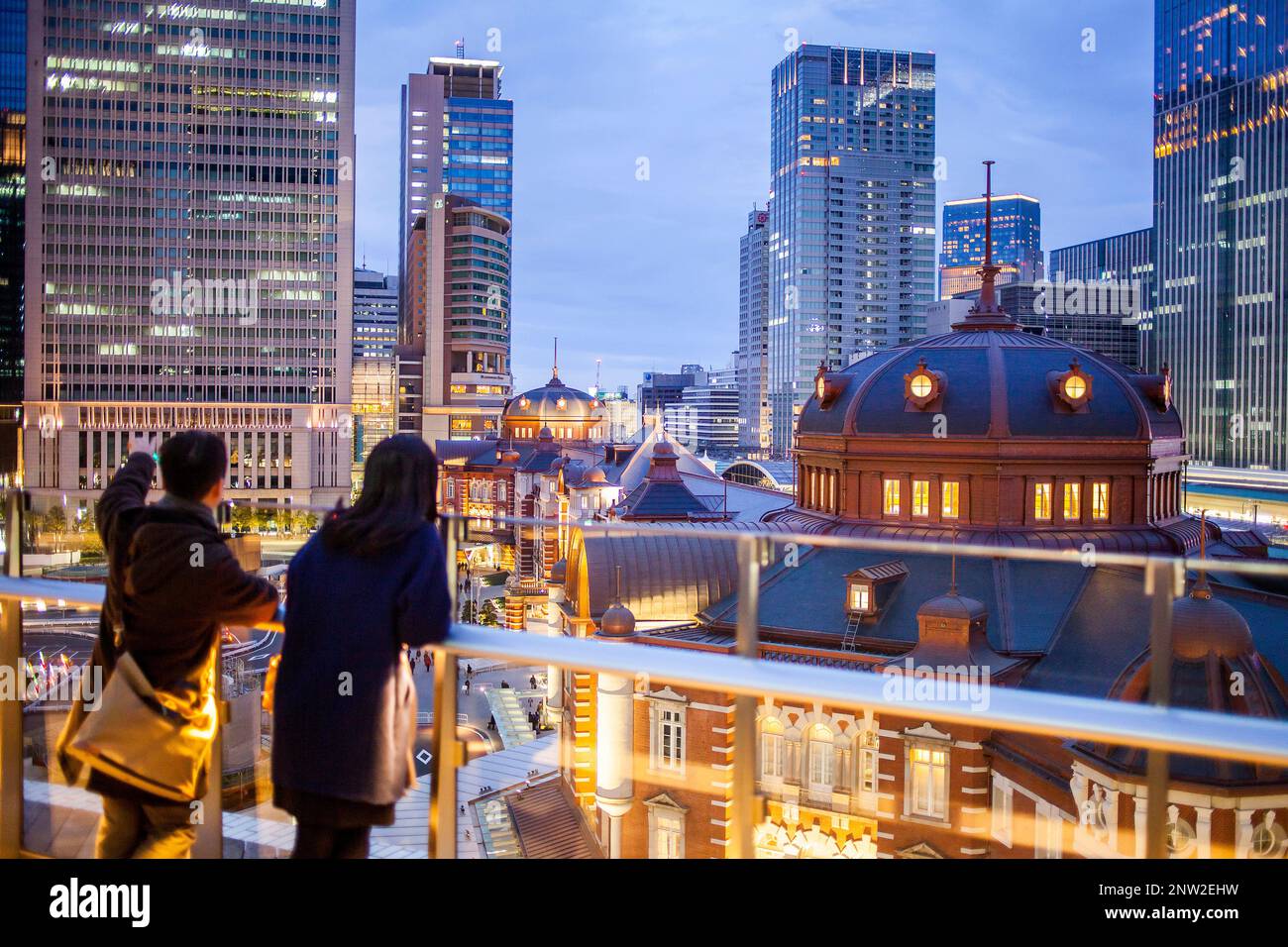 La stazione di Tokyo e grattacieli di Marunouchi da Kitte edificio, Marunouchi, Tokyo, Giappone Foto Stock