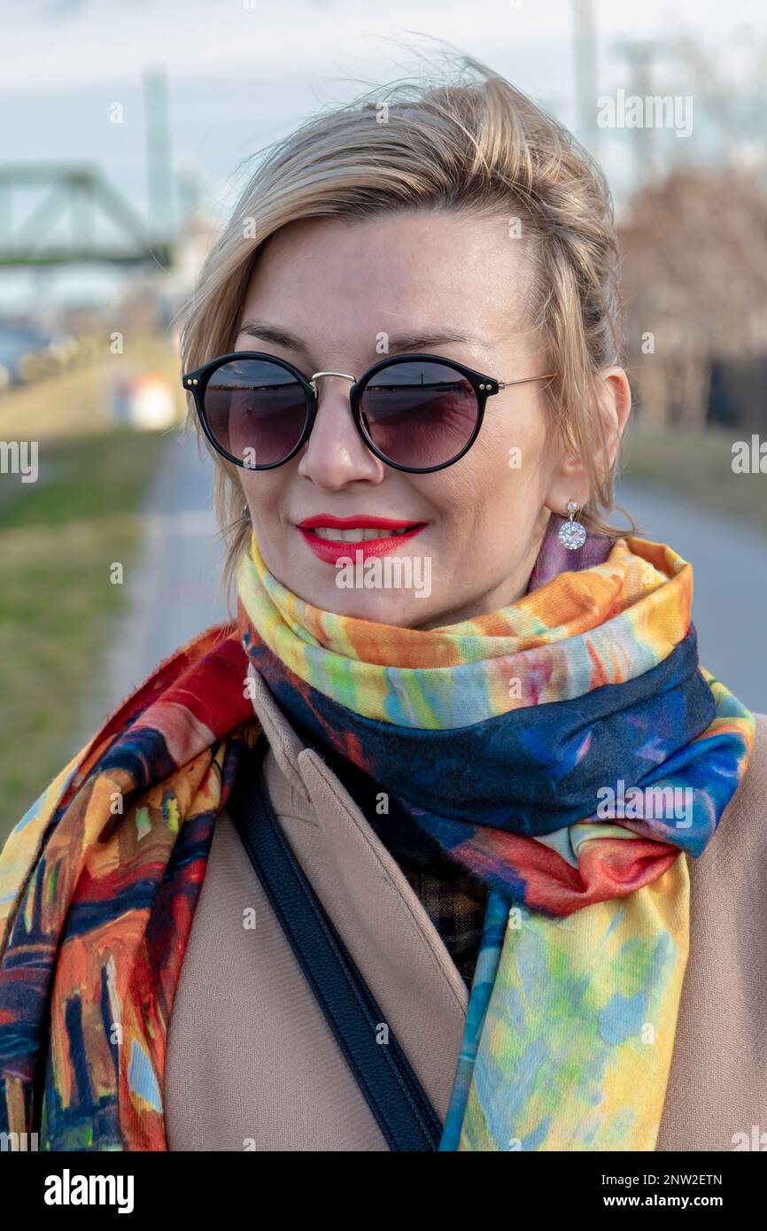 Bella ed elegante donna di 40-45 anni sullo sfondo della natura Foto Stock