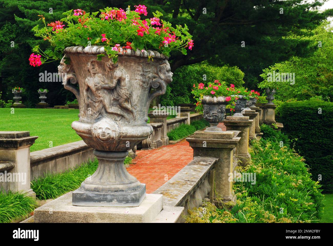 Un’urna piena di fiori decora la terrazza di un maniero Foto Stock