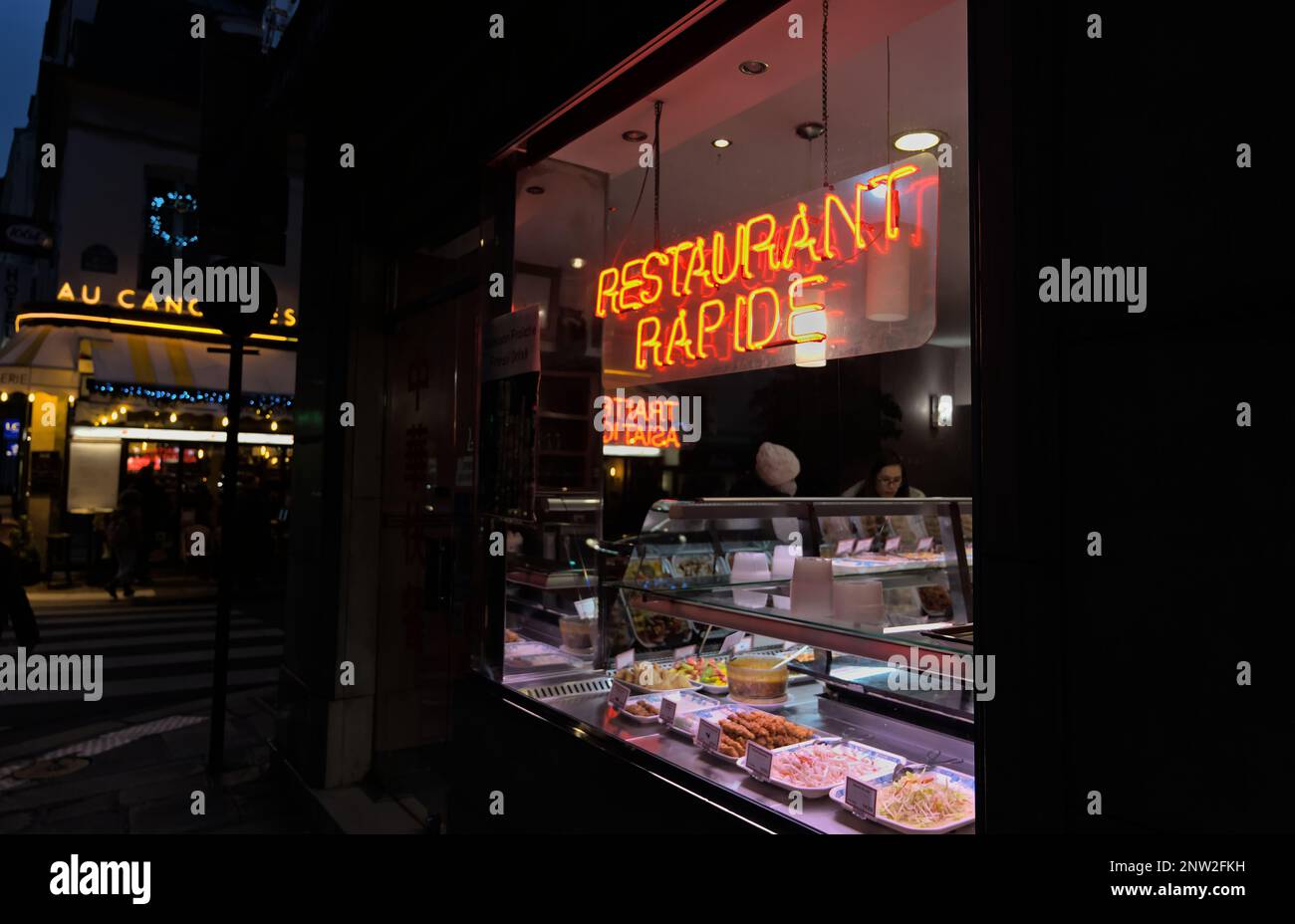 Insegna al neon per un fast food asiatico a Parigi Foto Stock