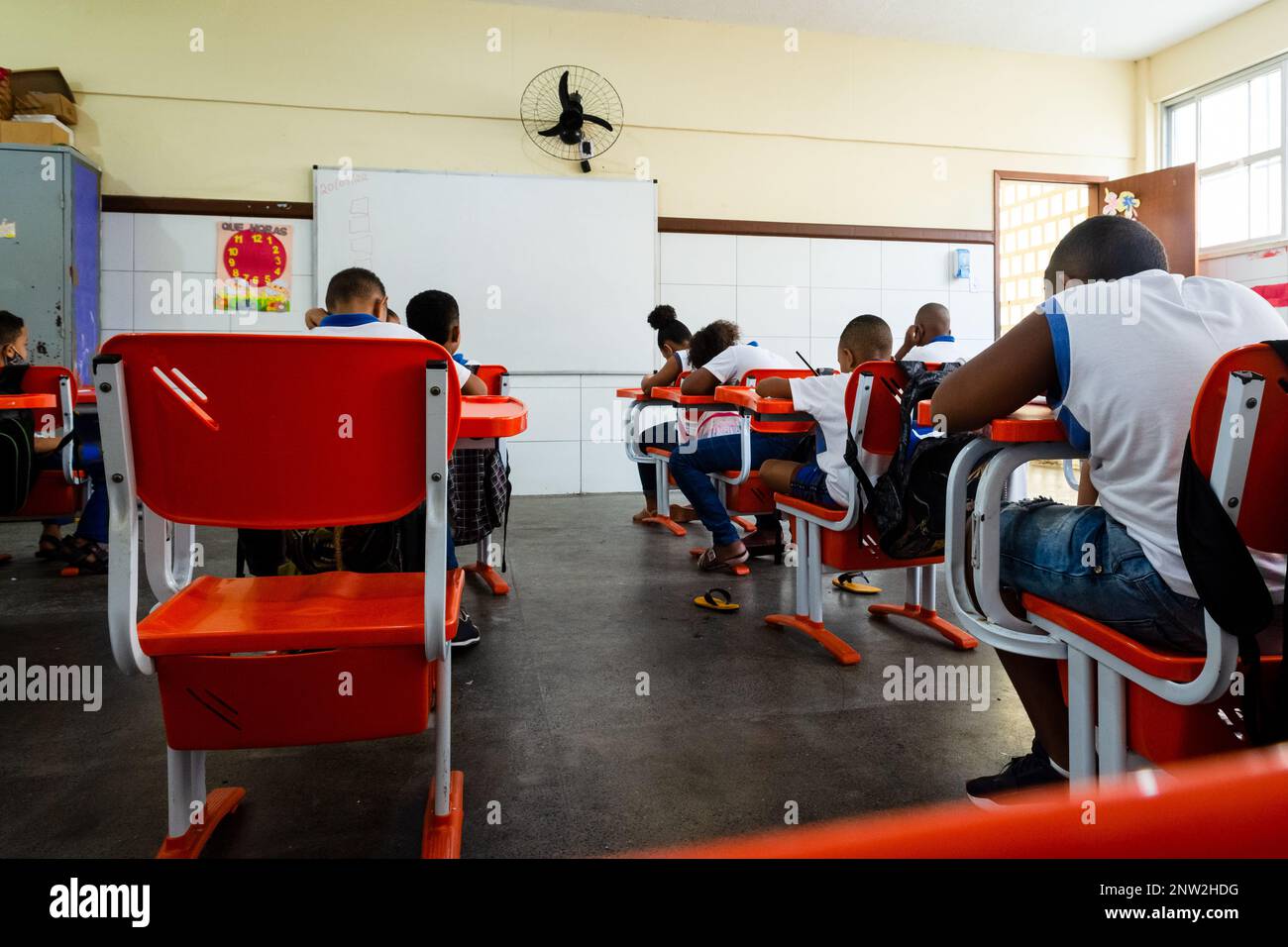 Gli studenti di una scuola pubblica, dalla parte posteriore, che prendono un esame al loro ritorno a scuola in Salvador, Bahia. Foto Stock