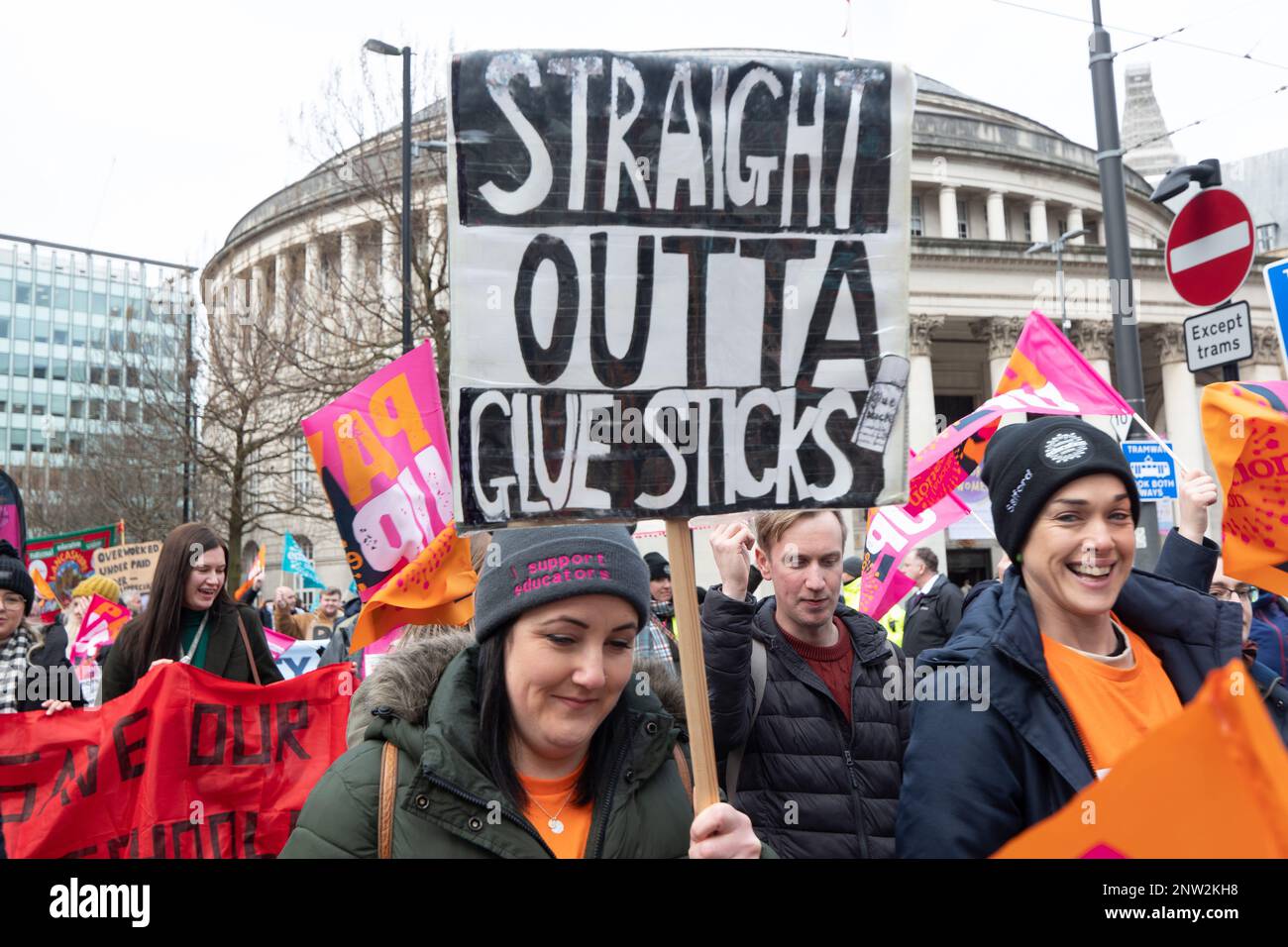 Manchester, Regno Unito, 28th febbraio 2023, SCIOPERO e marcia del NEU guidati da Mary Bouded, segretario generale congiunto dell'Unione Nazionale dell'Educazione, che si è rivolto alla folla. Gli insegnanti di tutta la Greater Manchester stanno uscendo oggi 28th febbraio 2023 nel corso di una disputa in corso tra un'Unione educativa e il governo. Più di 12.000 membri del National Education Union (NEU) a Greater Manchester saranno tra i più impressionanti oggi (febbraio 28). Con pochi segnali di una soluzione alla disputa all'orizzonte, gli insegnanti nel nord dell'Inghilterra colpiscono martedì, seguiti dai membri nelle Midlands e a. Foto Stock