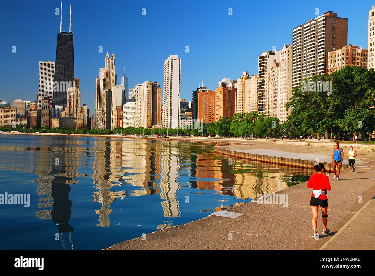 Camminatori e corridori attraversano un sentiero lungo il lungolago di Chicago Foto Stock