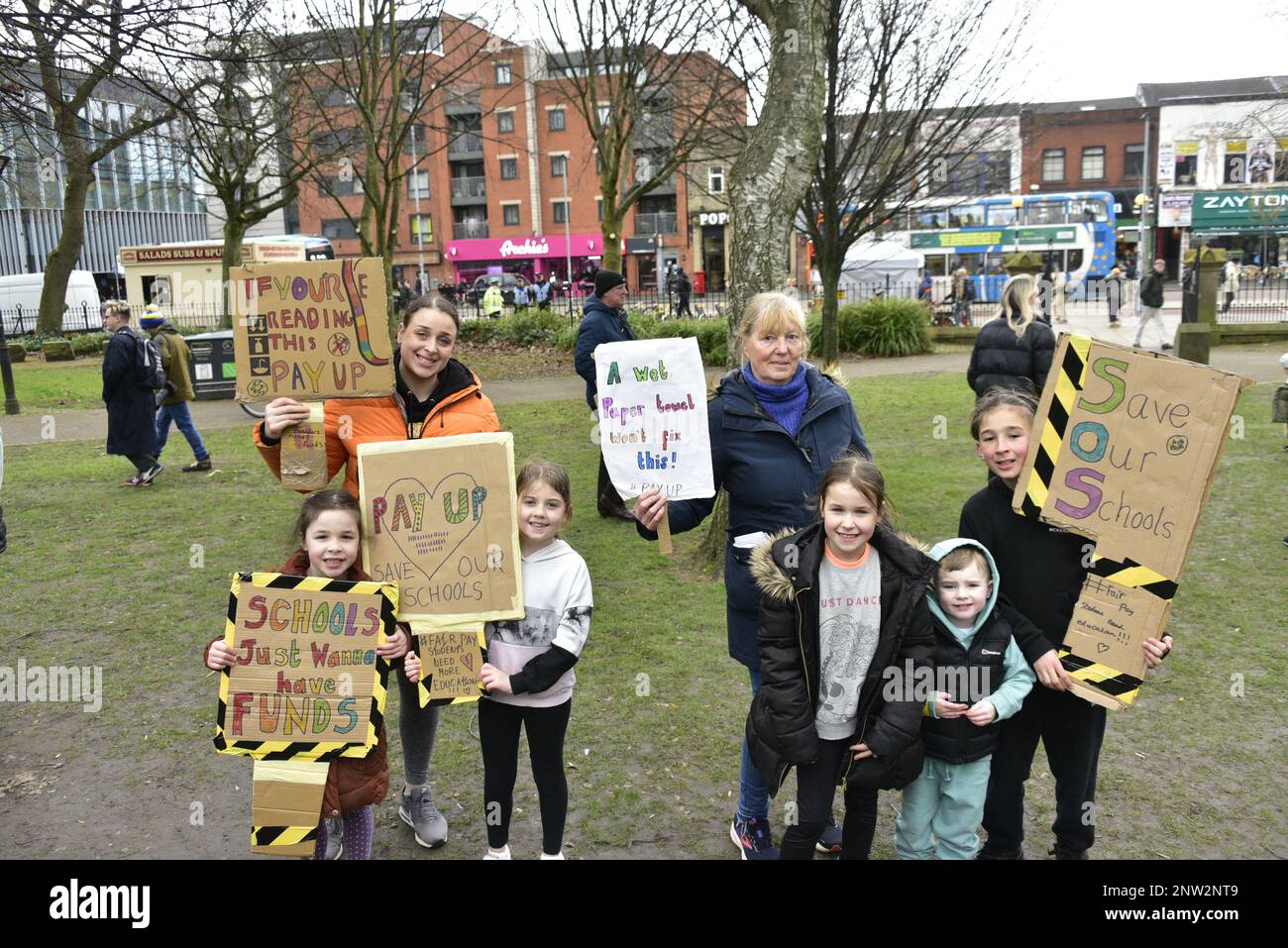 Manchester, Regno Unito, 28th febbraio 2023. Insegnanti con bambini e alunni. Gli insegnanti che sono membri della National Education Union (NEU) nel nord dell'Inghilterra si radunano nell'All Saints Park, nel centro di Manchester, Regno Unito. Questo raduno segue una marcia attraverso la città. Si ritiene che la maggior parte delle scuole limiteranno l'accesso agli alunni o chiuderanno completamente. Si prevede che oltre 300.000 insegnanti si sciopereranno durante tre giorni a partire da febbraio 28, per richiedere un aumento salariale del dodici per cento. Presa con permesso. Credit: Terry Waller/Alamy Live News Foto Stock