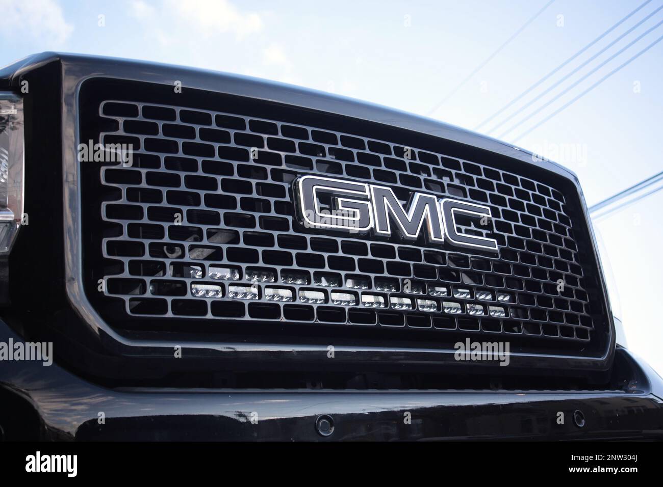 New York, NY - October7, 2021: Griglia frontale GMC Sierra Denali nera personalizzata con logo aziendale Foto Stock