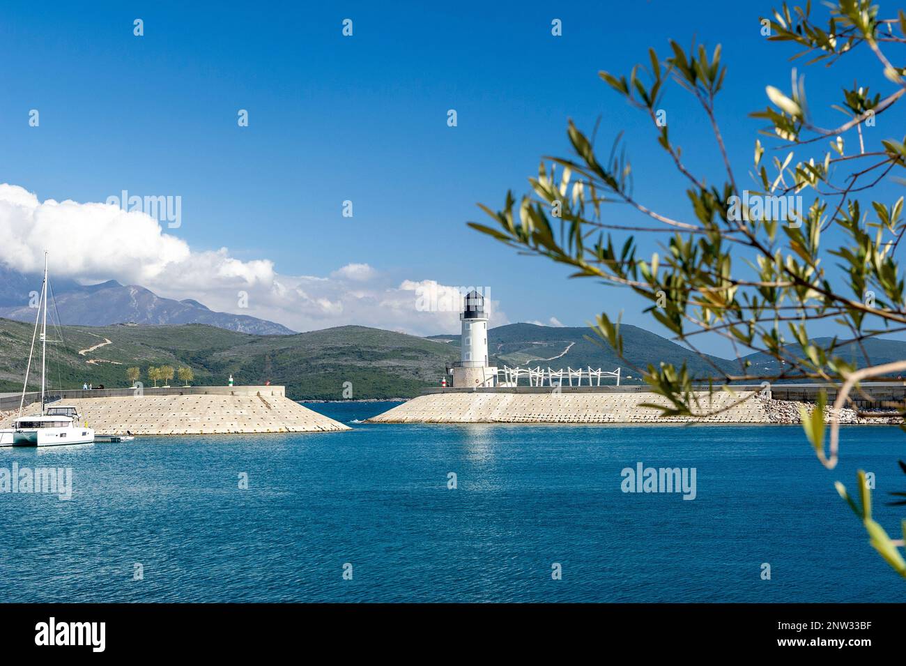 Il faro nella baia di Luštica, un nuovo complesso di lusso situato intorno a un porto di yacht, Montenegro Foto Stock