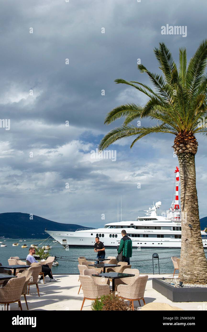 Il lungomare di Porto Montenegro, un porticciolo di superyacht a servizio completo situato nella baia di Cattaro, protetta dall'UNESCO Foto Stock