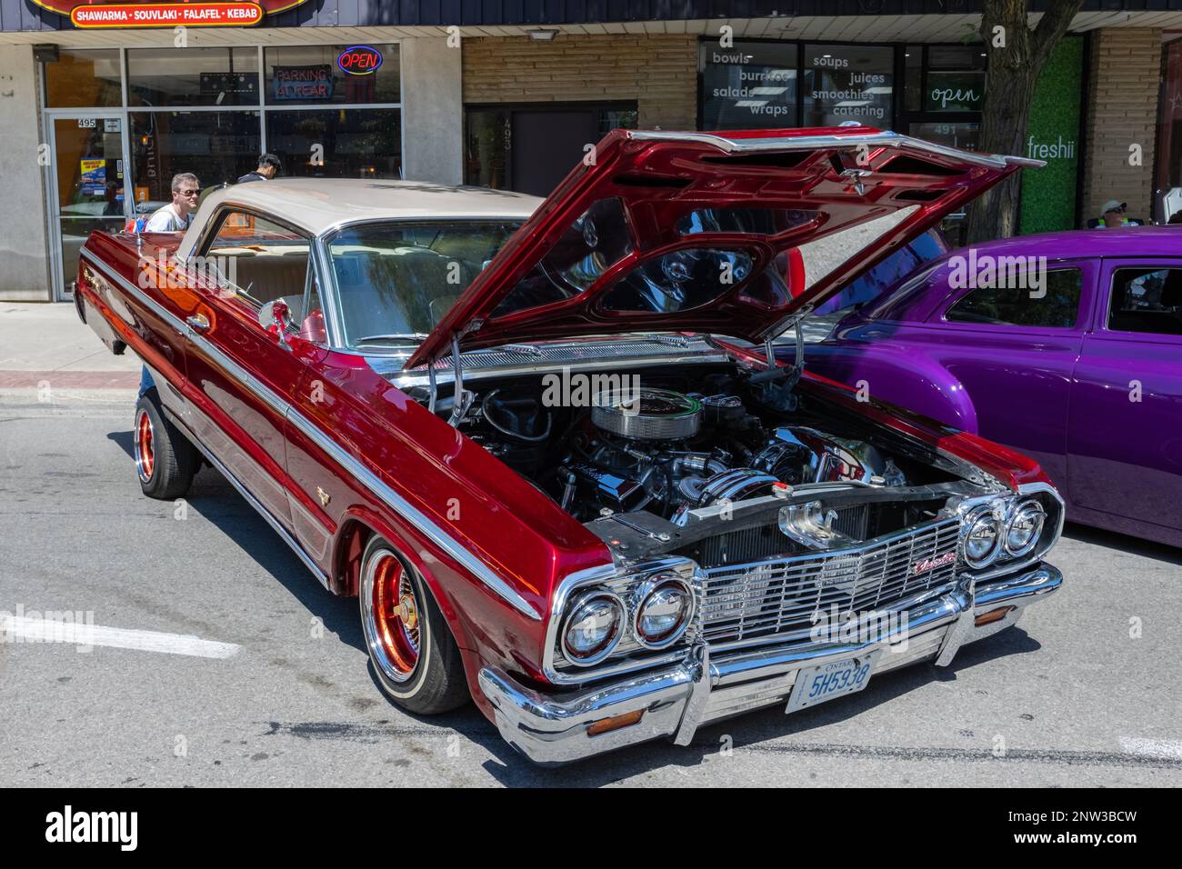 Burlington, IN Canada - 9 luglio 2022: Il bassista rosso Chevrolet Impala nelle strade di Burlington al Car Show. Foto Stock