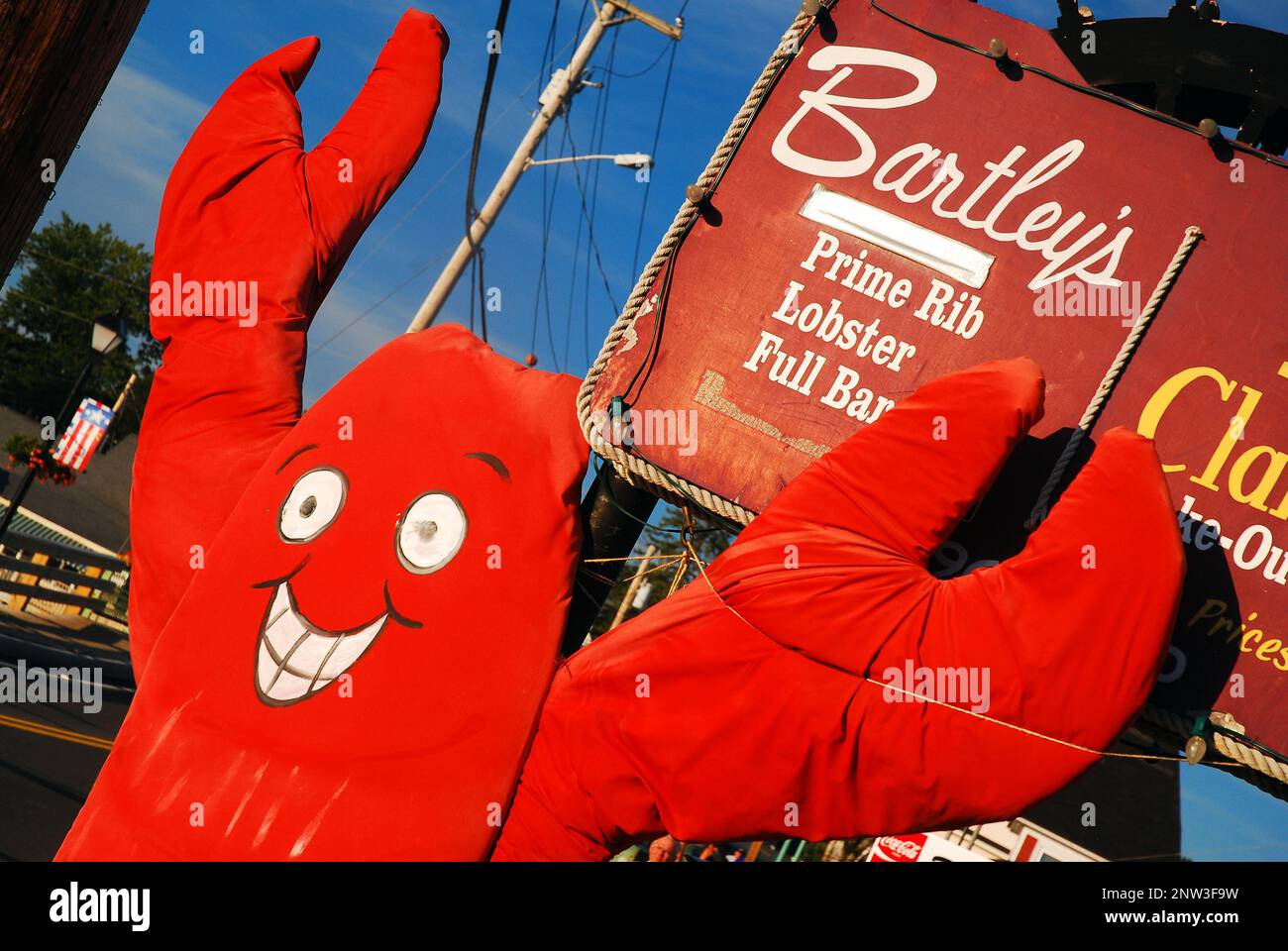Un'aragosta più grande della vita cerca di attrarre turisti affamati nel Maine Foto Stock