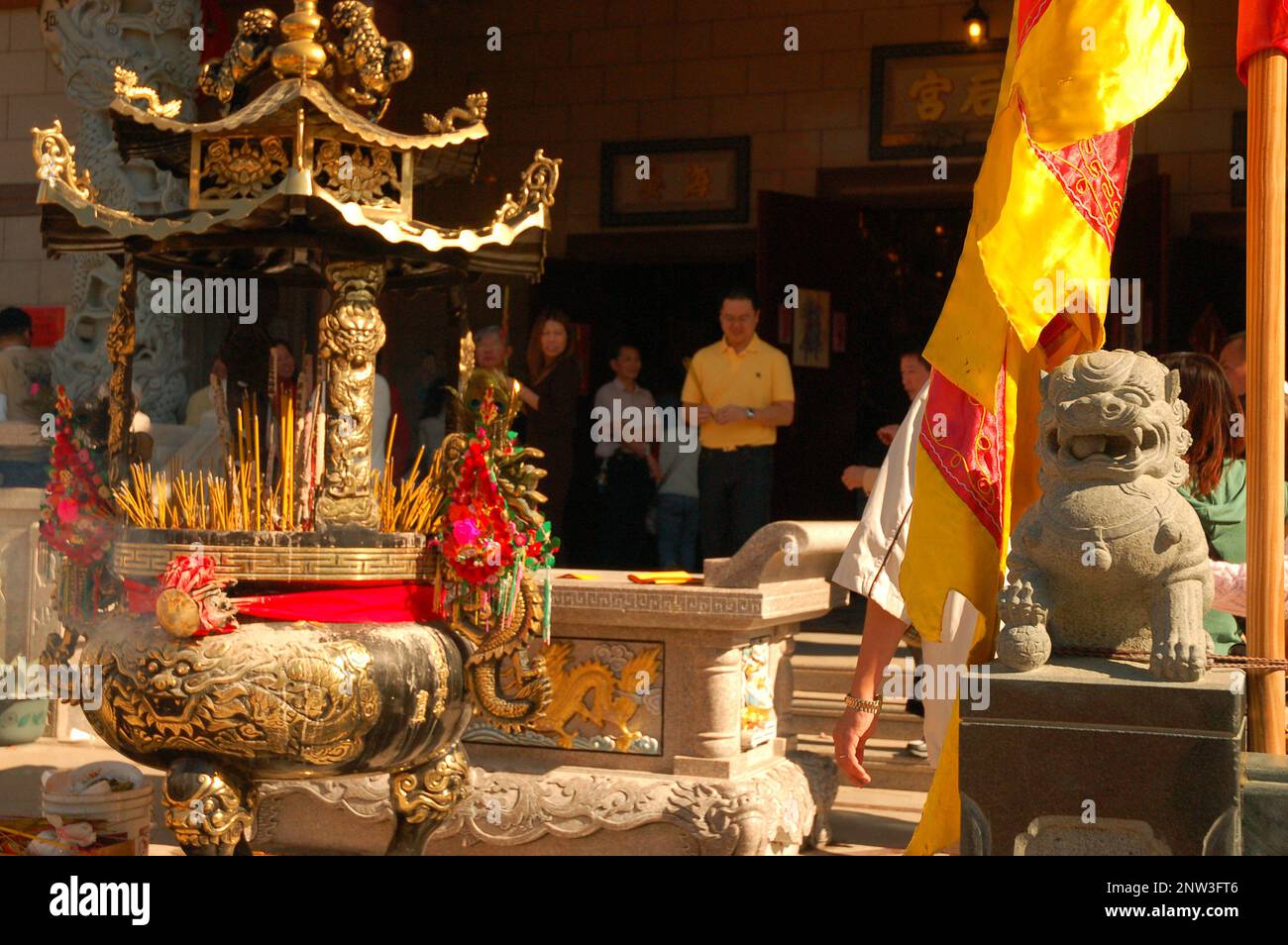 Una lanterna e sculture circondano un tempio buddista durante le celebrazioni del Capodanno lunare a Chinatown, Los Angeles Foto Stock