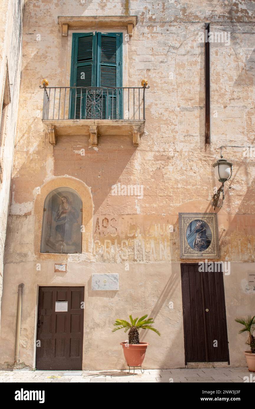Un vecchio edificio con una nicchia votiva a Grottaglie, Puglia, Italia Foto Stock