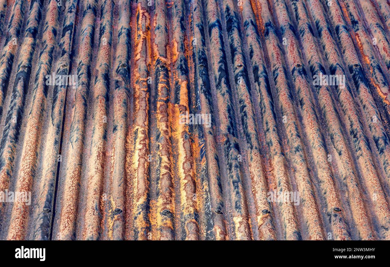 Colori e texture di un vecchio tetto di ferro ondulato arrugginito Foto Stock