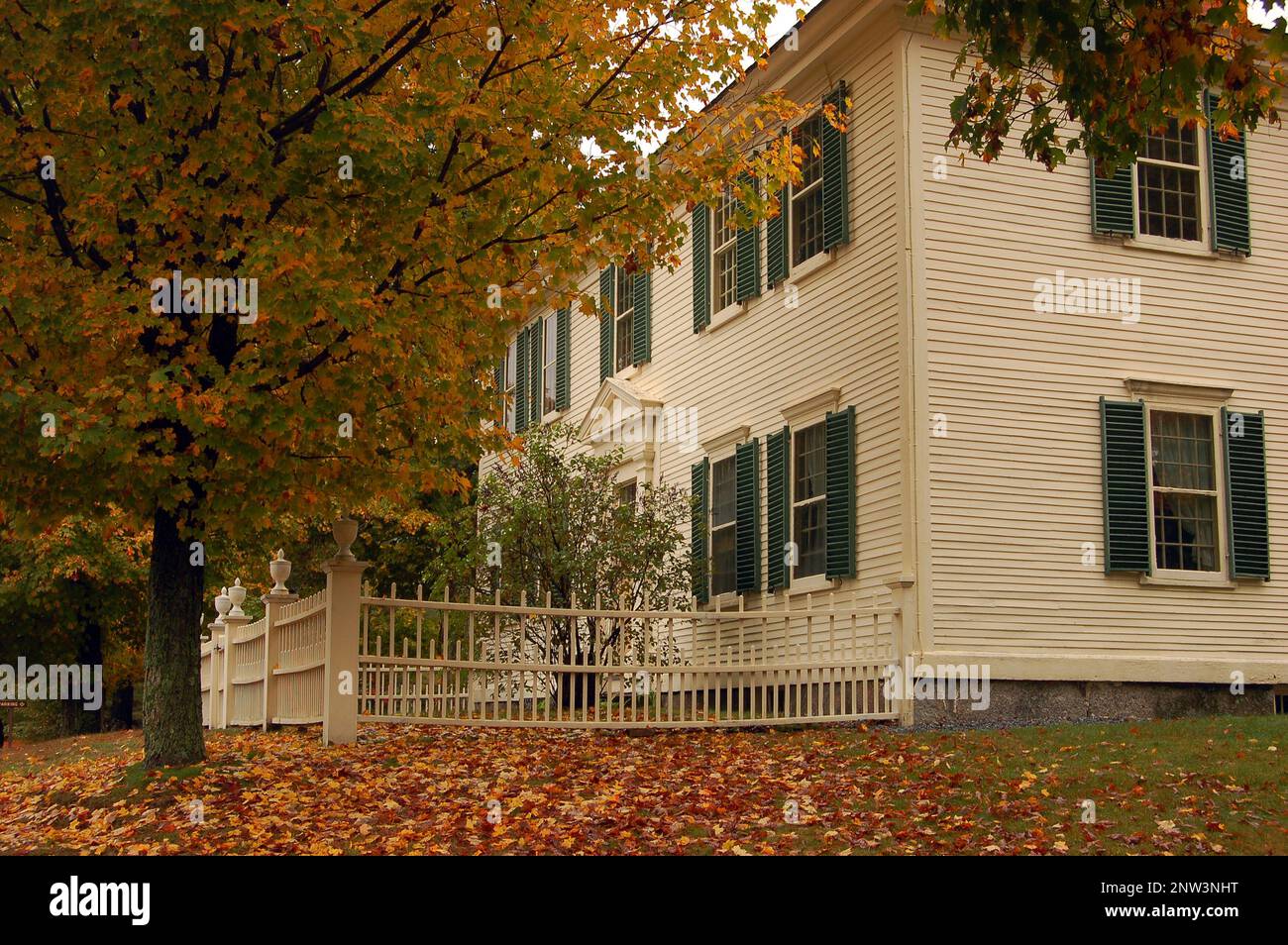 I colori autunnali circondano la Pierce Homestead, casa del presidente del 12th, nel New Hampshire Foto Stock