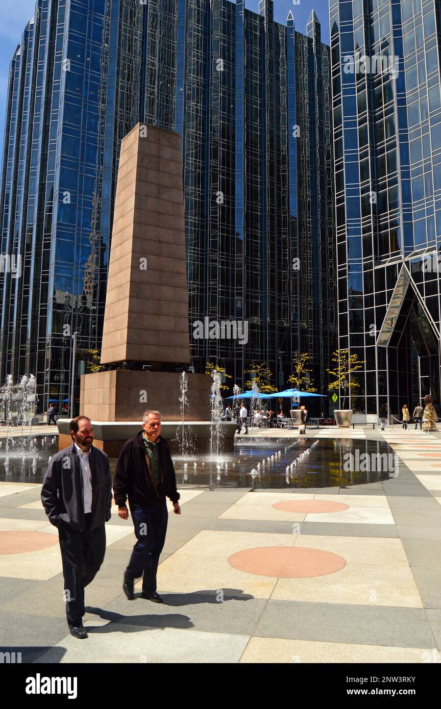 Due uomini fanno una passeggiata in PPG Place a Pittsburgh durante una pausa pranzo in una giornata di sole fuori dal loro ufficio Foto Stock