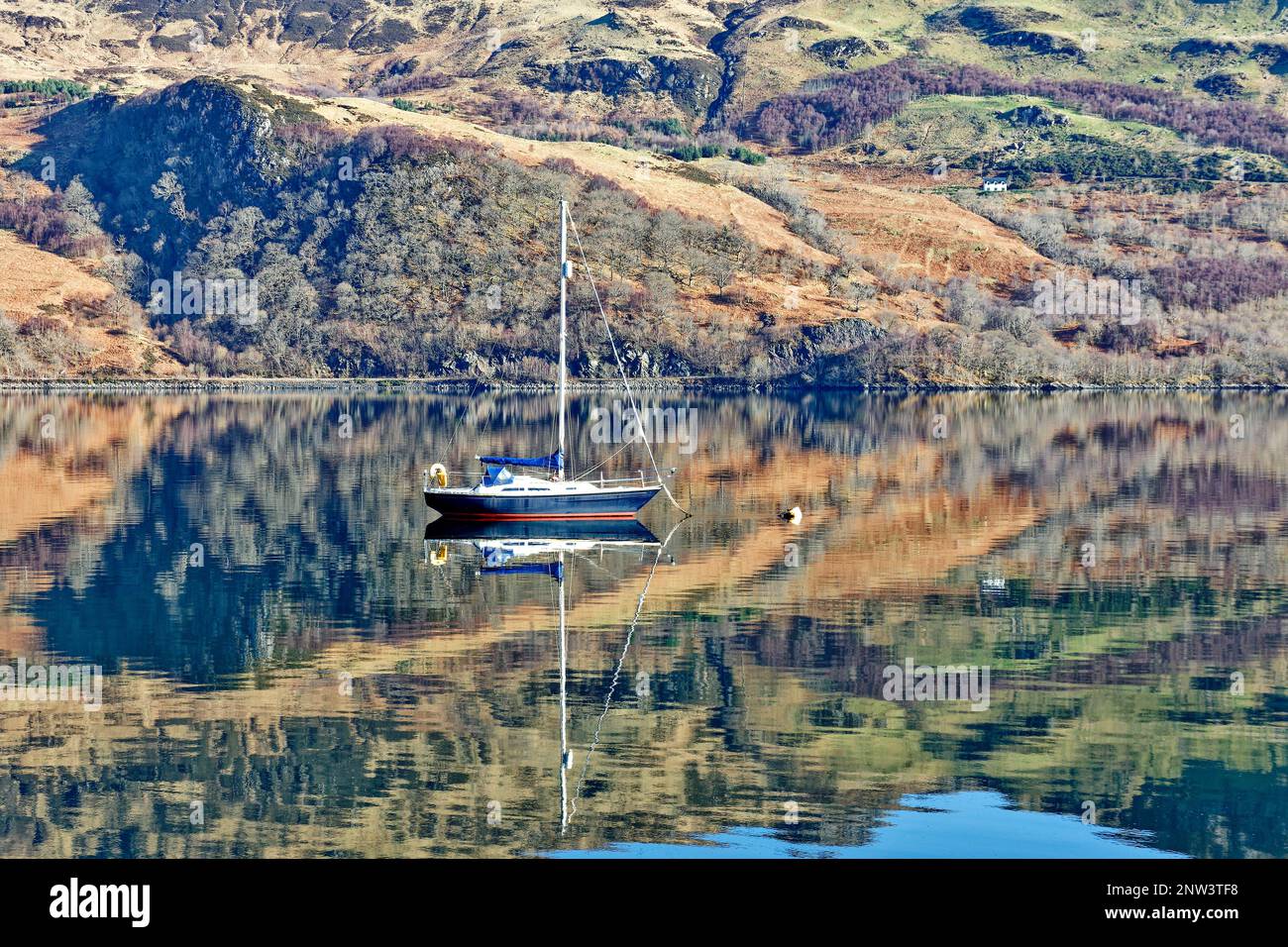 Loch Duich West Coast Scotland Shiel Bridge guardando attraverso il Loch con uno yacht e riflessi di montagna Foto Stock
