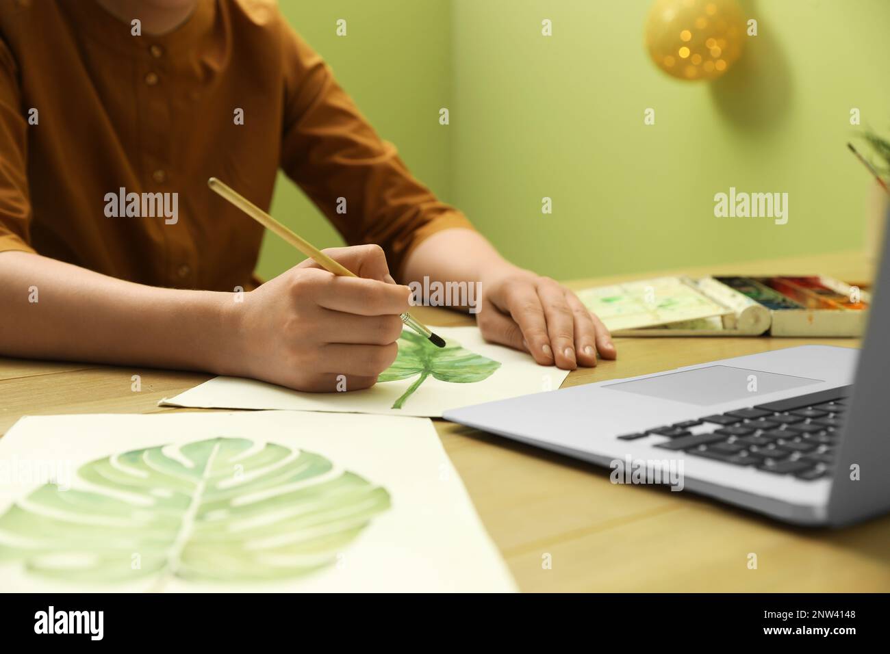 Donna disegno immagine a lezione d'arte online, primo piano. Apprendimento a distanza Foto Stock