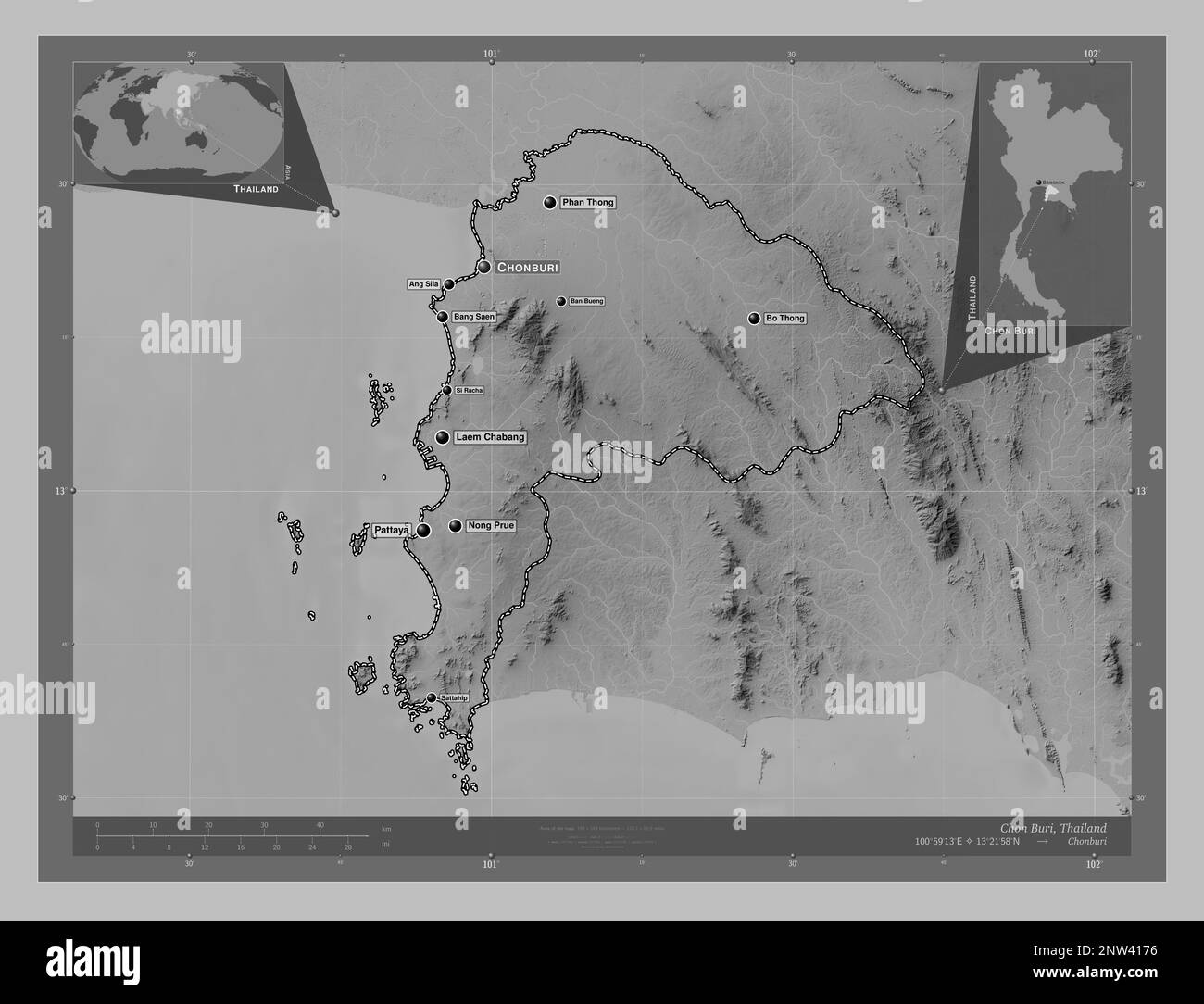 Chon Buri, provincia della Thailandia. Mappa in scala di grigi con laghi e fiumi. Località e nomi delle principali città della regione. Angolo ausiliario basso Foto Stock