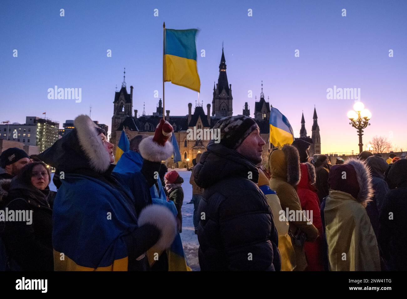 Una donna è orgogliosa di tenere una bandiera Ucraina durante una protesta Foto Stock