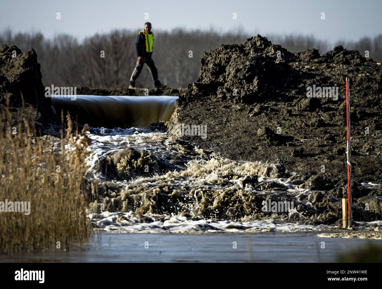 MARNEWAARD - 28/02/2023, gli esperti di difesa e acqua utilizzano esplosivi per soffiare un buco in una diga di prova sul campo di addestramento del Ministero della Difesa a Groningen. Lo scopo della prova è di scoprire se soffiare su una sezione di diga può aiutare contro inondazione in tempi di acqua estremamente alta. ANP REMKO DE WAAL olanda fuori - belgio fuori Foto Stock
