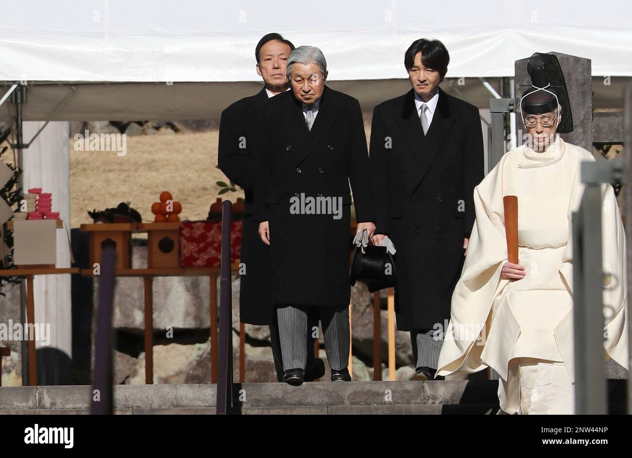 Japan's Emperor Akihito and Prince Akishino leave after attending the imperial memorial ceremony held on the 30th anniversary of Emperor Hirohito's death at the Musashino Imperial Mausoleum in Hachioji, Tokyo on Jan. 7, 2019. The Emperor's abdication will be on April 30, 2019, and his eldest son, Crown Prince Naruhito's succession to the throne on the following day May 1st. ( The Yomiuri Shimbun via AP Images ) Foto Stock