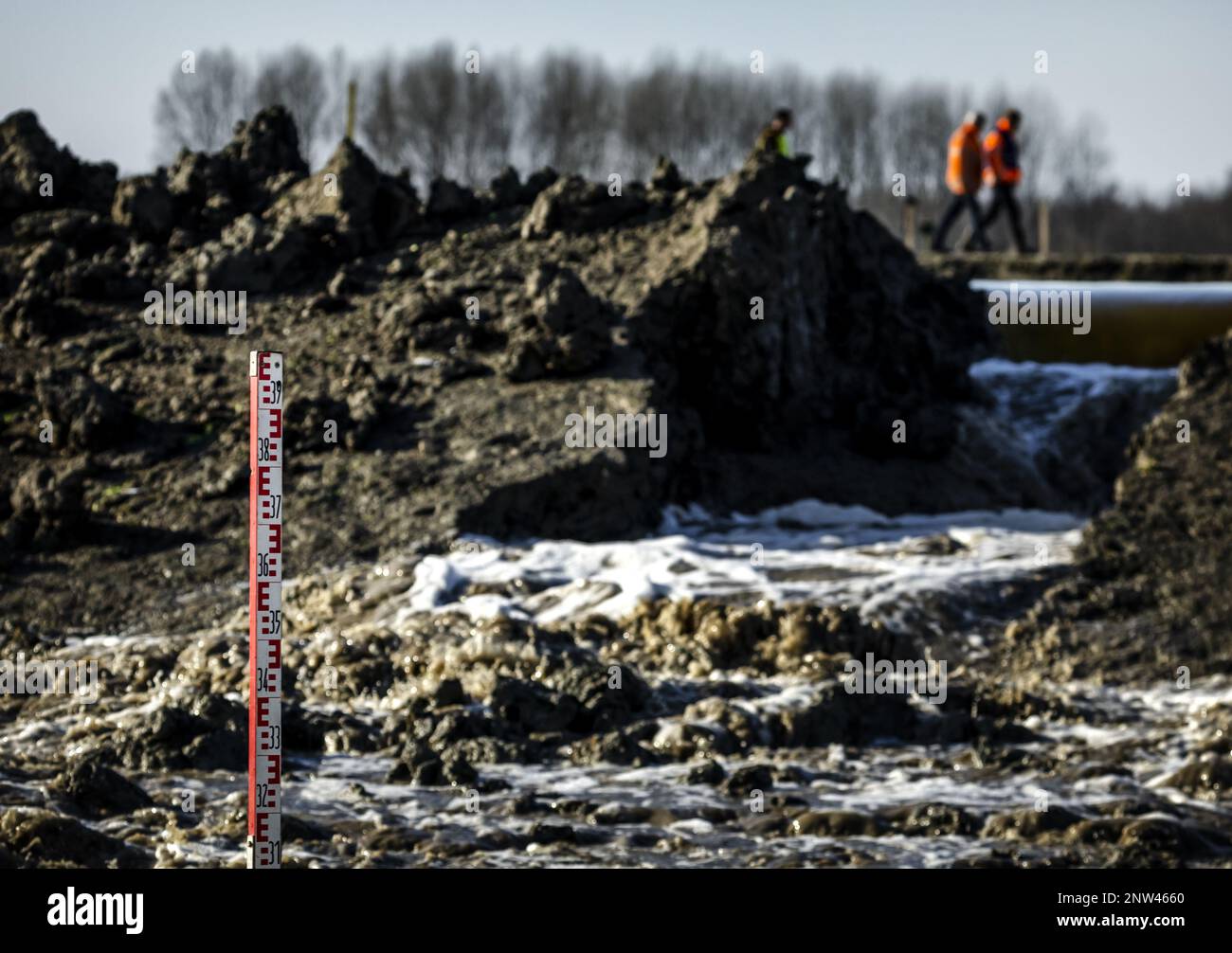 MARNEWAARD - 28/02/2023, gli esperti di difesa e acqua utilizzano esplosivi per soffiare un buco in una diga di prova sul campo di addestramento del Ministero della Difesa a Groningen. Lo scopo della prova è di scoprire se soffiare su una sezione di diga può aiutare contro inondazione in tempi di acqua estremamente alta. ANP REMKO DE WAAL olanda fuori - belgio fuori Foto Stock