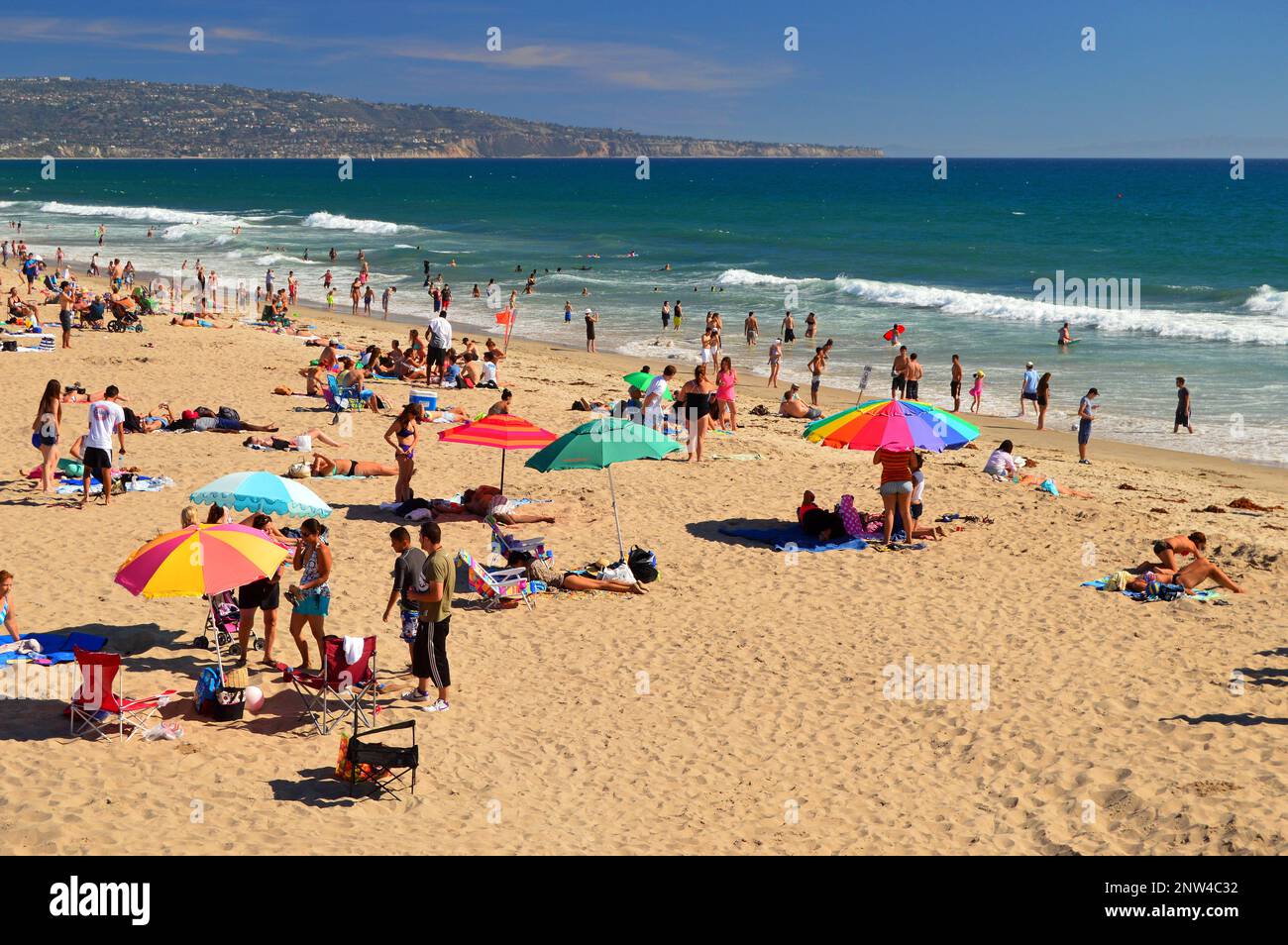 Una folla si innalza al sole a Manhattan Beach, California Foto Stock