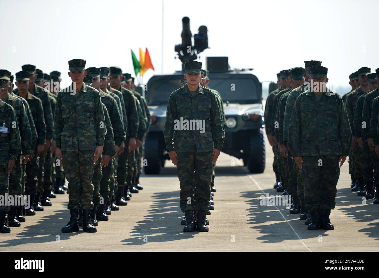 Rayong, Thailandia. 28th Feb, 2023. Il personale militare partecipa alla cerimonia di apertura presso il campo di aviazione della marina tailandese U-Tapao nella provincia di Rayong, Thailandia, 28 febbraio 2023. Secondo le forze armate tailandesi, l'esercizio multinazionale Cobra Gold 2023 si svolgerà dal 27 febbraio al 10 marzo, con le esercitazioni principali che includono l'esercizio del posto di comando, l'assistenza civile umanitaria e l'esercizio di addestramento sul campo. Il trivello è anche tornato a fondo scala con il ritorno alla normalità dopo la pandemia. Credit: Rachen Sageamsak/Xinhua/Alamy Live News Foto Stock