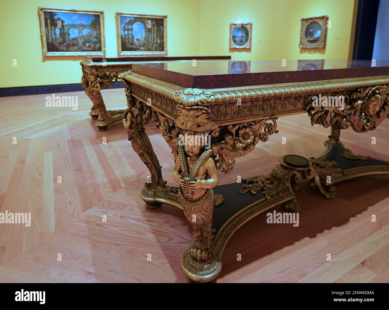 Sala con tavoli decorati in bronzo e marmo in stile barocco presso l'Art Gallery of Ontario di Toronto Foto Stock