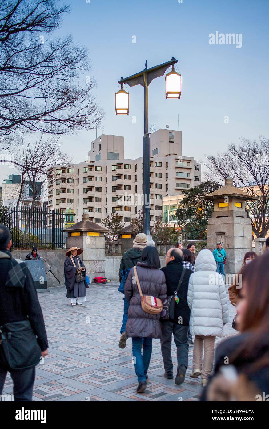 Scena di strada, Harajuku bridge, in background monk, Tokyo, Giappone Foto Stock