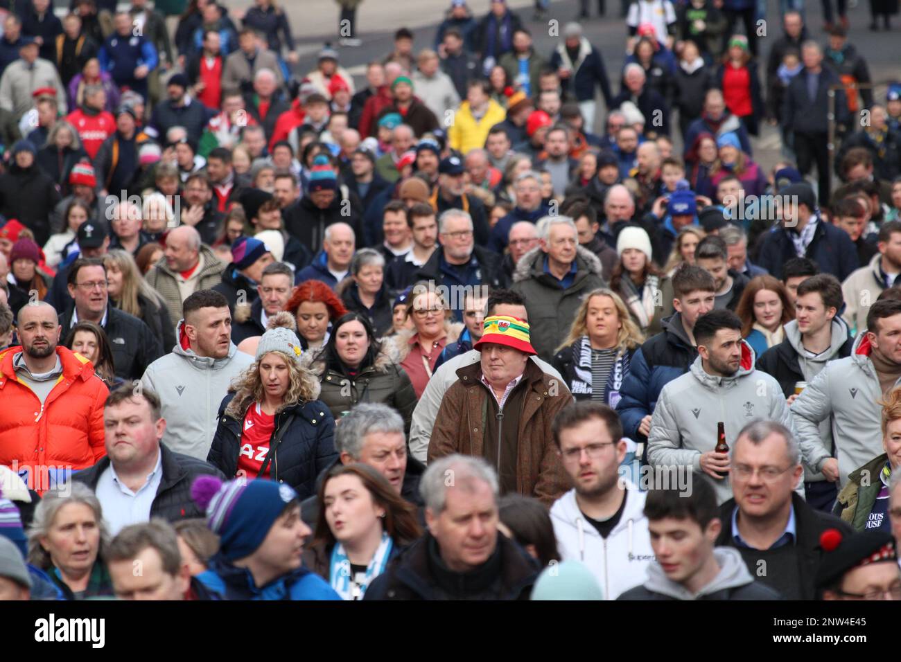 Folla di sostenitori del rugby gallese a piedi al Murrayfield Stadium per vedere una partita delle sei Nazioni Foto Stock