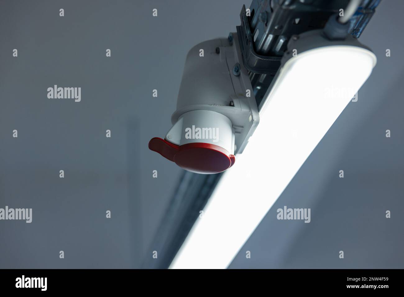 Presa sospesa al soffitto tecnico con corrente trifase Foto Stock