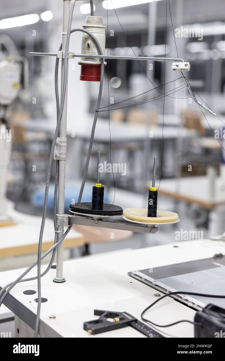 Rocchetti di filo per macchine da cucire industriali Foto Stock