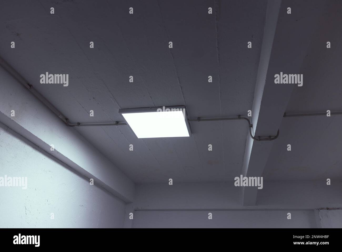 Luci a LED appese su un soffitto in un edificio di uffici Foto Stock