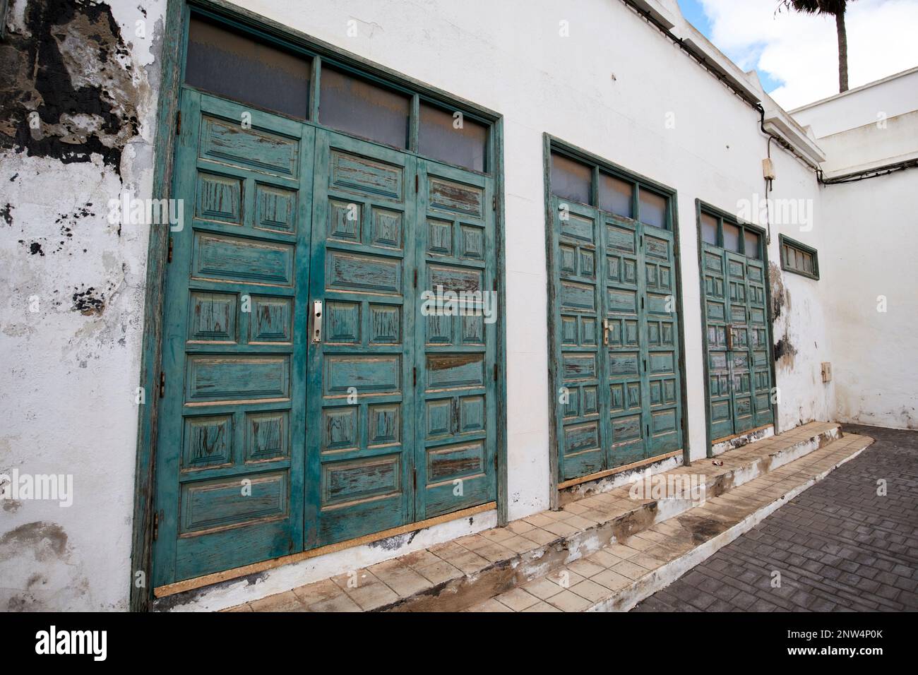 Vecchio indossato verde intemperie dipinte finestre chiuse negozio porta San Bartolome Lanzarote, Isole Canarie, Spagna Foto Stock