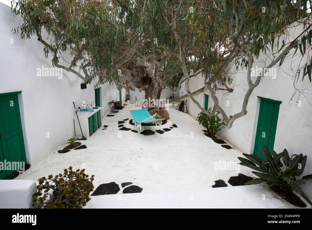 Cortile di casa colonica tradizionale finca edificio imbiancato dimora storica a Lanzarote, Isole Canarie, Spagna il cortile ha un pati inclinato Foto Stock