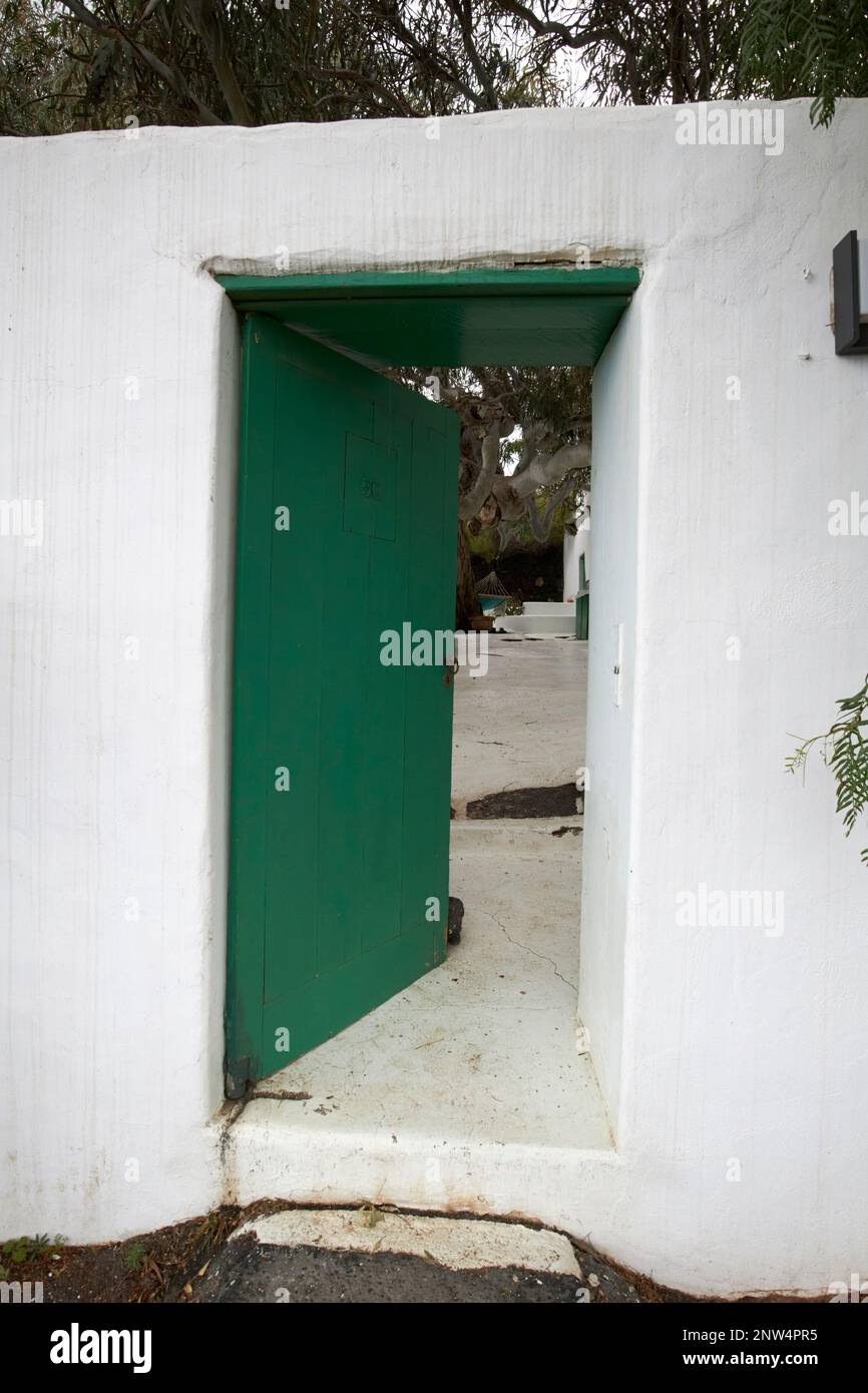 Tradizionale ingresso verde porta al cortile del tradizionale finca casa colonica imbiancata dimora storica a Lanzarote, Isole Canarie, Spagna Foto Stock