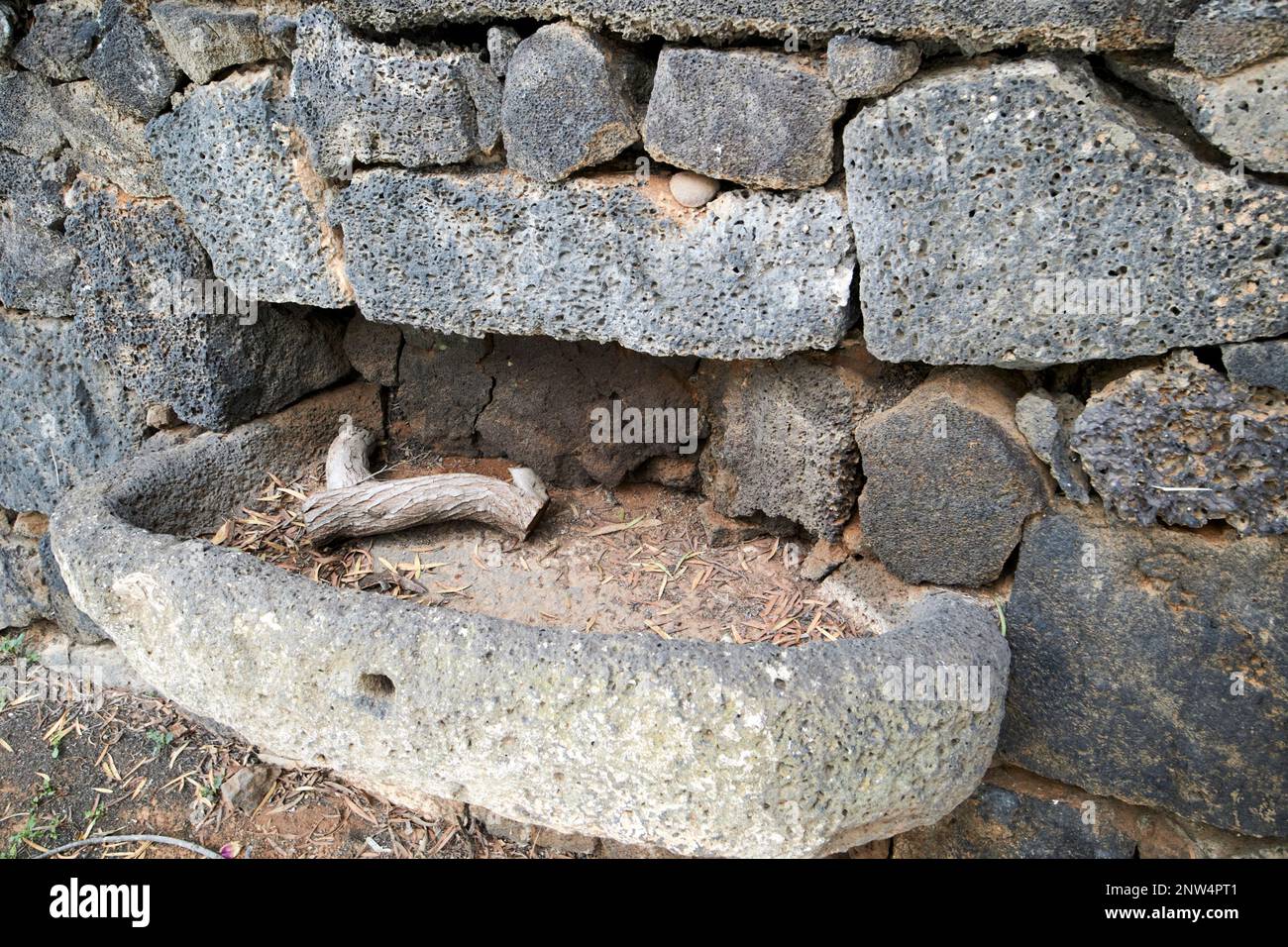 Vecchio canale d'acqua nel cortile del tradizionale finca casa colonica imbiancato dimora storica a Lanzarote, Isole Canarie, Spagna il cortile Foto Stock