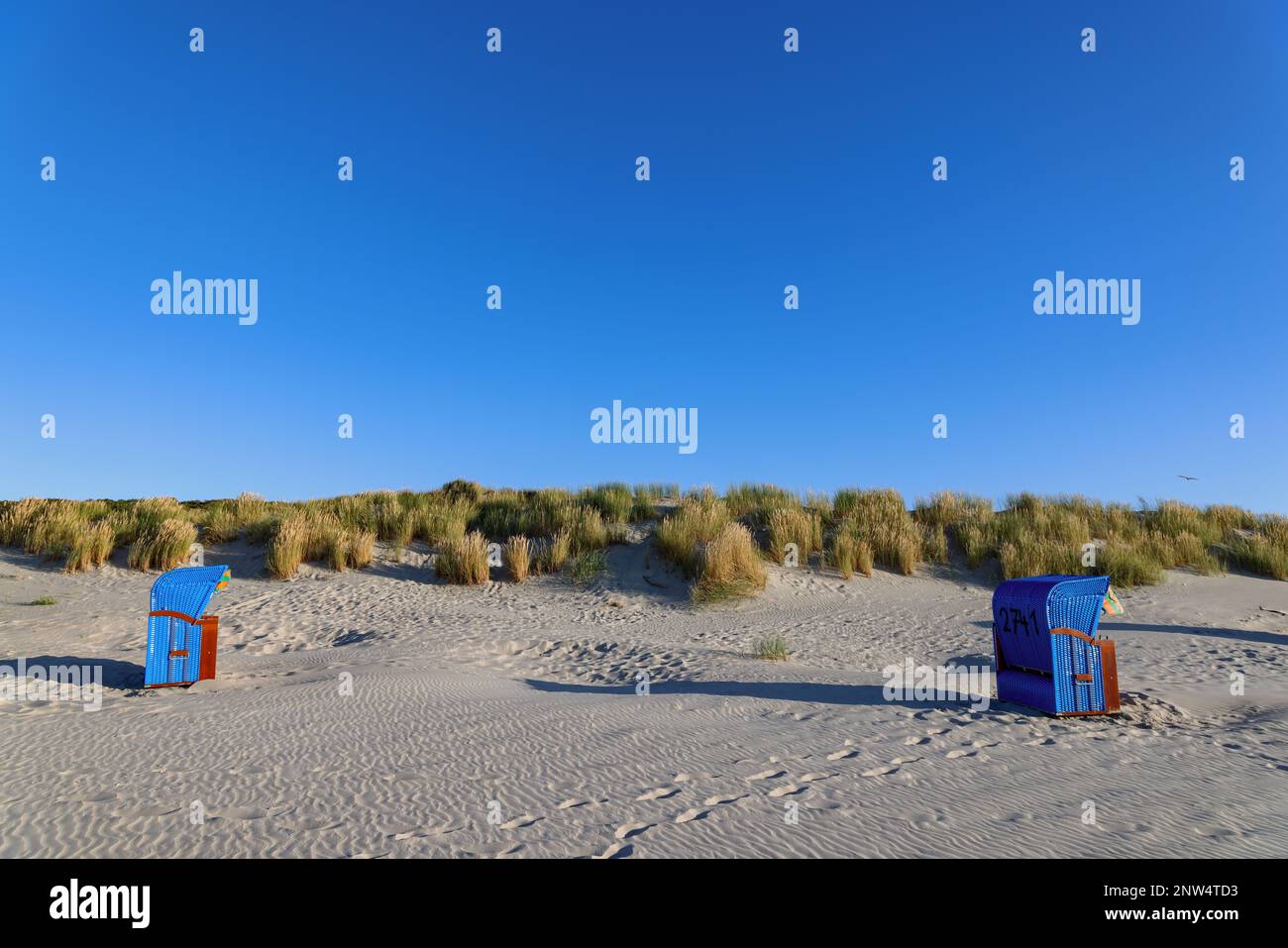 Sedie a sdraio sulla spiaggia di Juist, Isole Frisone Orientali, Germania. Foto Stock