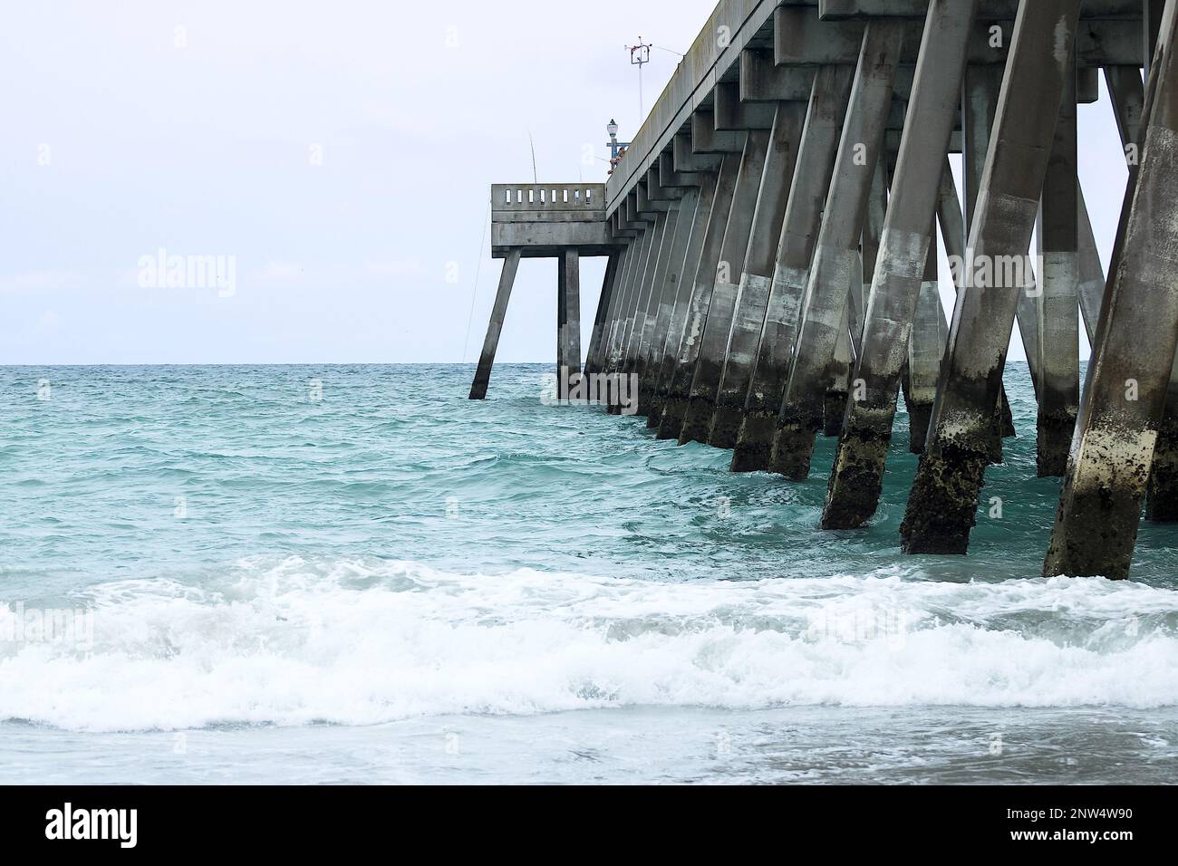 Il molo della spiaggia si estese all'oceano Foto Stock